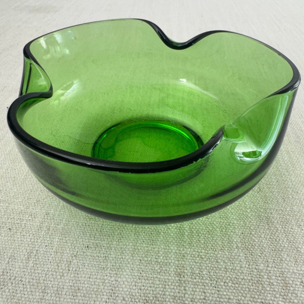Vintage MCM Emerald Green Art Glass Small Tri-Corner Pinched Rim Bowl 5.25" - Picture 2 of 7